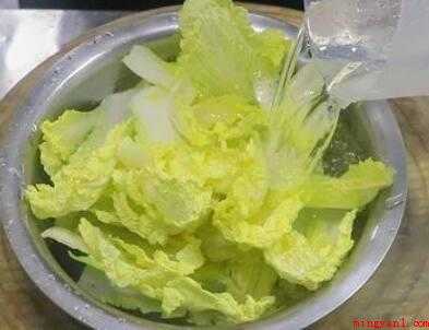 最简单的豆腐汤怎么做(大白菜豆腐汤的做法步骤)