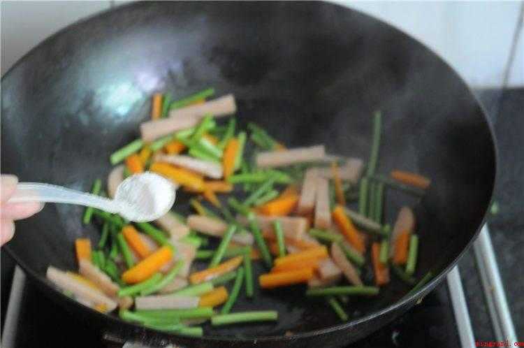 午餐肉怎么做好吃(午餐肉切丝,胡萝卜切粗丝,蒜薹切断备用)
