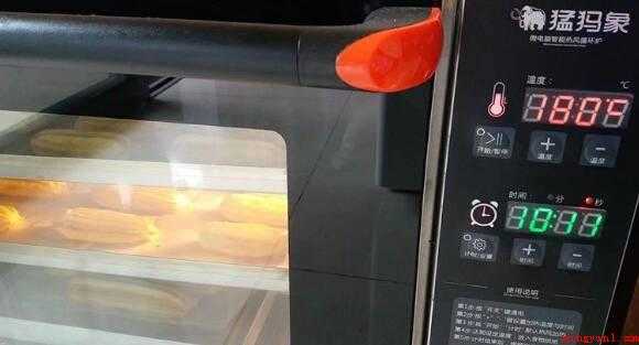 闪电泡芙的做法（10、50克淡奶油加5克糖,这里用小容器装奶油）