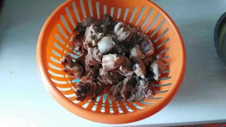鸡边腿的简单做法(鸡边腿去油,去皮,剁小块。)