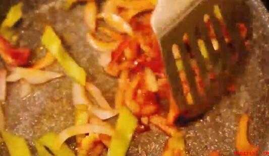 洋葱炒牛肉怎么炒(牛肉切片,洋葱切条,青椒切块)