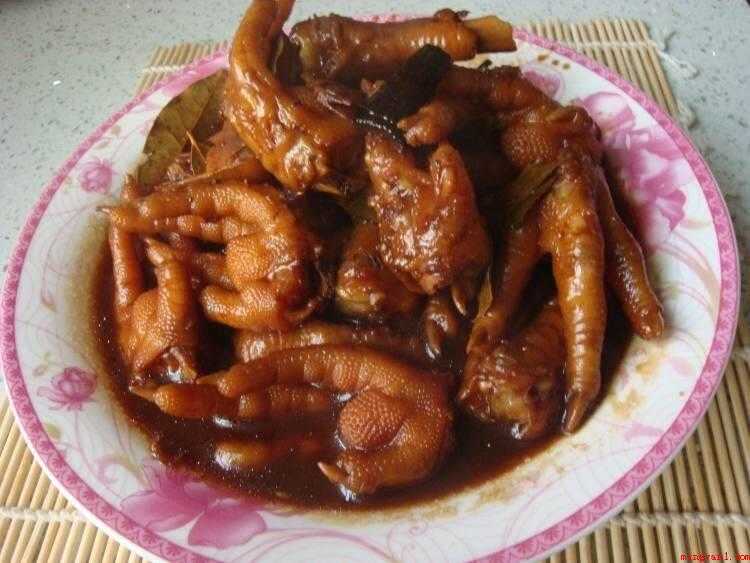 红烧鸡爪怎么做好吃（鸡爪洗净对切开,鸡爪烧烂后放入点生抽调味即可装盘）