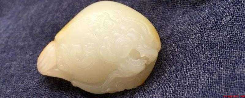 玉分几种(和田碧玉含透闪石85%以上,颜色雪白,质地纯粹、细致、光泽度)