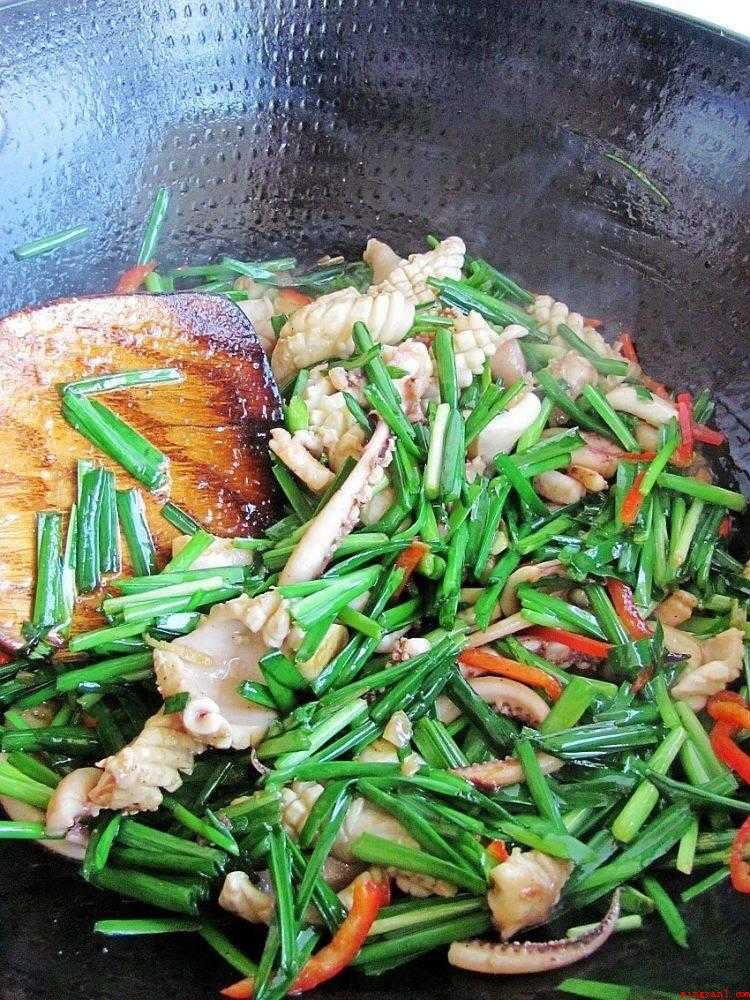 鱿鱼炒韭菜怎么炒(吃鱿鱼是一种好的选择,鱿鱼其营养价值毫不逊色于牛肉和金枪鱼)