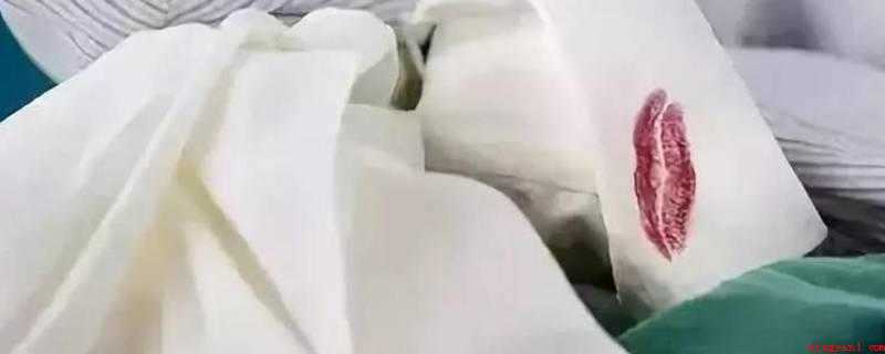 衣服上的口红怎么去除小窍门(用酒精擦拭有助于去除口红痕迹)
