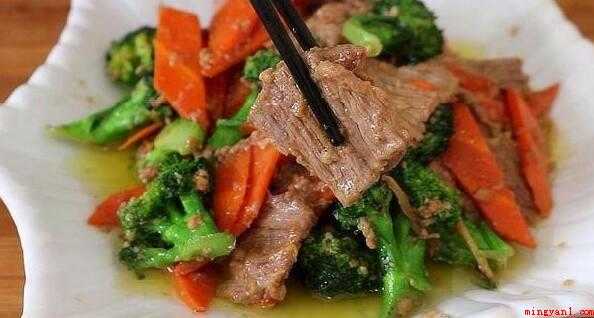 爆炒牛肉怎么炒（牛肉,啤酒,鸡蛋,淀粉,食用油,小葱,生姜,西兰花,胡萝卜,）