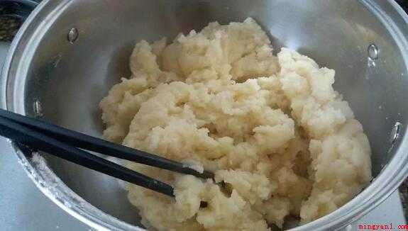 闪电泡芙的做法（10、50克淡奶油加5克糖,这里用小容器装奶油）