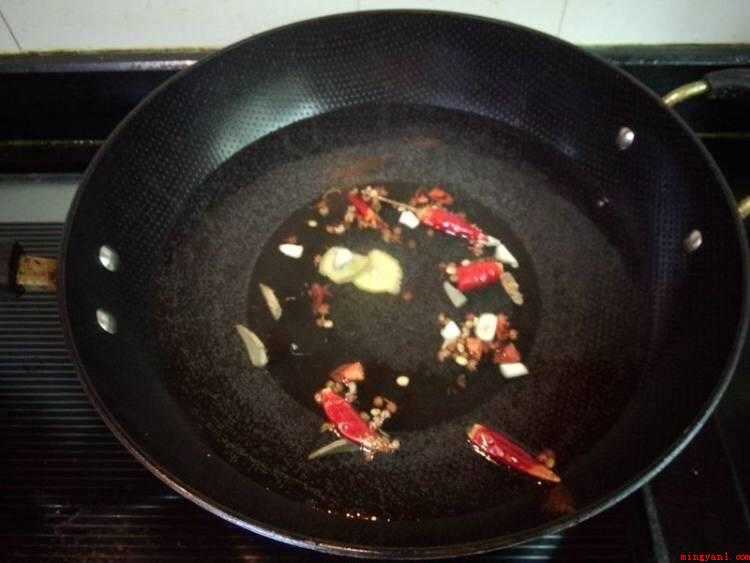 怎样腌制豆角(豇豆的食材准备,豇豆用清水漂净。)