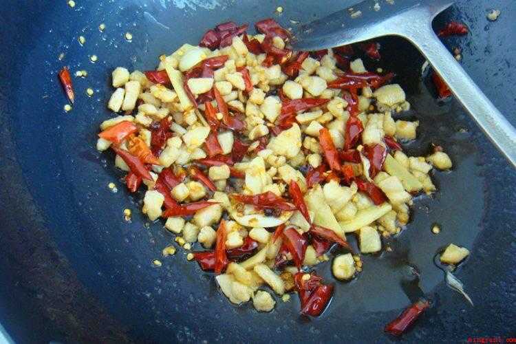 辣子鸡丁的正宗做法窍门（新鲜鸡脯肉清洗的做法步骤）