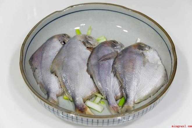 鲳鱼怎么做(冷藏小鲳鱼4条、米酒1汤匙、黑胡椒粉)