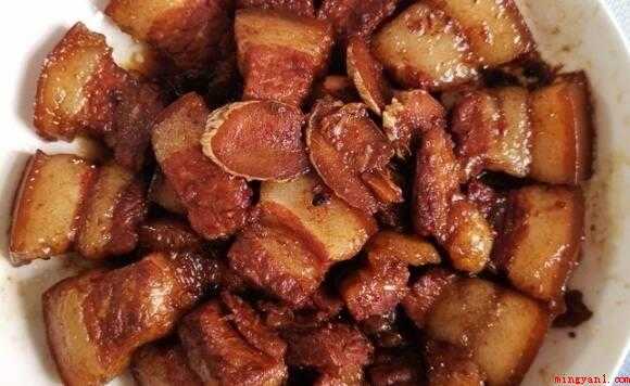 红焖肉应该怎么做(红烧肉色泽鲜红,肉皮柔软,肥肉甘甜,瘦肉不柴,味道鲜美)