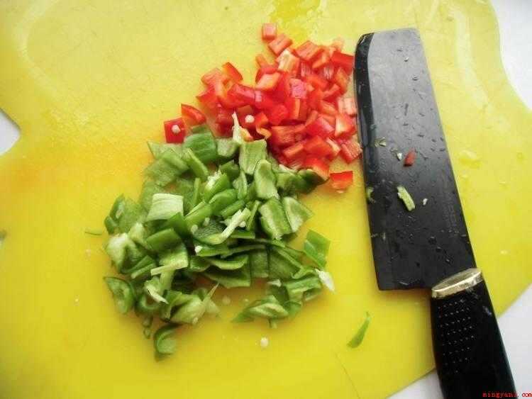 蛋炒豆角怎么炒好吃（鸡蛋定型,快速用筷子划散）