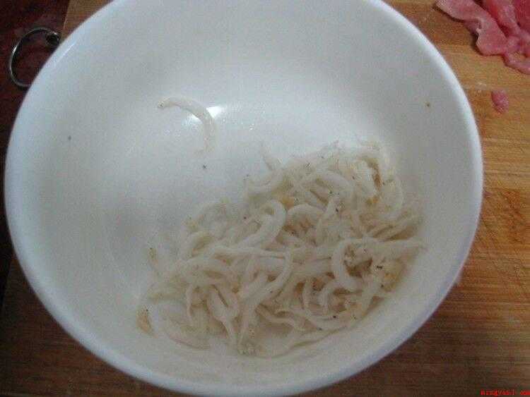 小银鱼怎么做好吃（小银鱼洗净后沥干备用。）