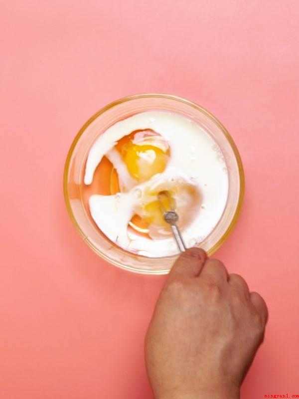 怎么炒滑蛋(炒滑蛋的准备材料:虾50克、玉米粒)