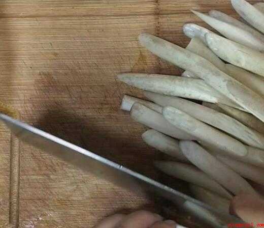 怎么炒莲带(藕带400克、青椒1盐,味精适量,胡椒适量)