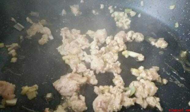 鱼香茄子窍门(两根茄子洗干净备用,茄子去皮,切成长条状)