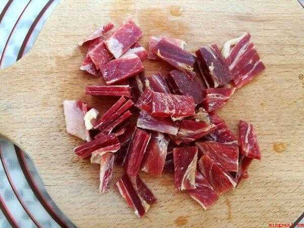 金华火腿怎么做好吃家常菜(金华火腿60克、香菇1个,香菇5朵、红萝卜一小段、蒜米4瓣、)