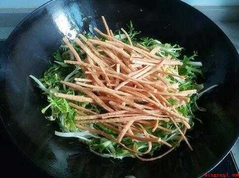 苦菊熟吃做法(苦菊炒三子,大火翻炒至苦菊和三子变软,少许鸡粉调味)