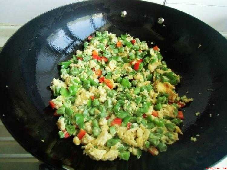 蛋炒豆角怎么炒好吃（鸡蛋定型,快速用筷子划散）