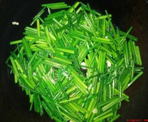韭菜苔怎么做(韭菜苔炒鸡蛋的做法是什么)