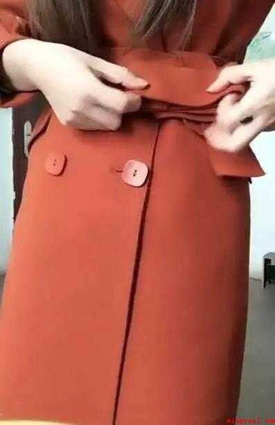 腰带的系法(腰带系法:蝴蝶结包裹在腰上Z形状折叠腰带的长段)