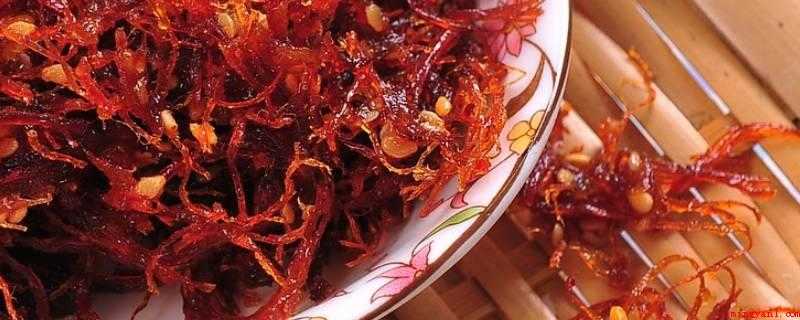牛外脊肉适合怎么吃(牛肉洗净,切块状;放进开水锅焯烫捞出洗净)