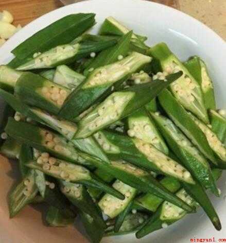 秋葵炒肉怎么做(夹心肉炒菜,口感嫩滑不柴,肥瘦相间)