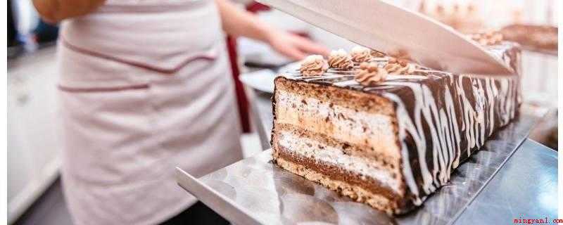 切蛋糕怎么做可以使切口平整（切蛋糕时用热水烫一下刀或者在刀上面涂黄油可以使切口平整）