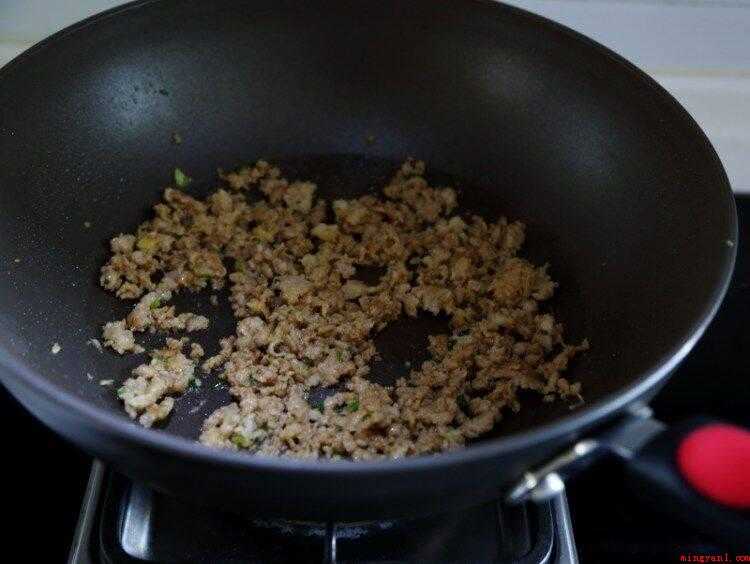 刀豆怎么炒好吃又简单（清理整洁的刀豆,一小截胡萝卜,几瓣蒜头和调好味的肉末）