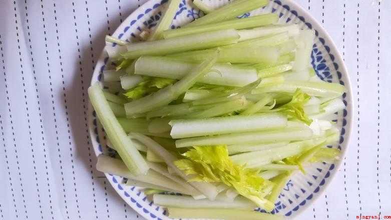 牛肉可以搭什么蔬菜炒(牛肉可以和芹菜炒,具体做法)