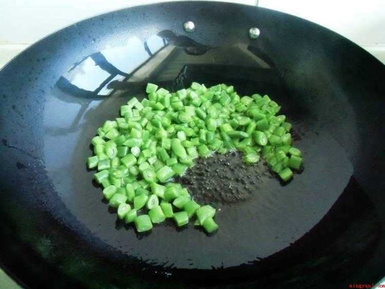 蛋炒豆角怎么炒好吃（鸡蛋定型,快速用筷子划散）