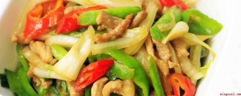 炒大白菜怎么做好吃(卷心菜杆、猪肉、蒜苗、五香粉、芝麻油(可选)、鸡精、淀粉。)