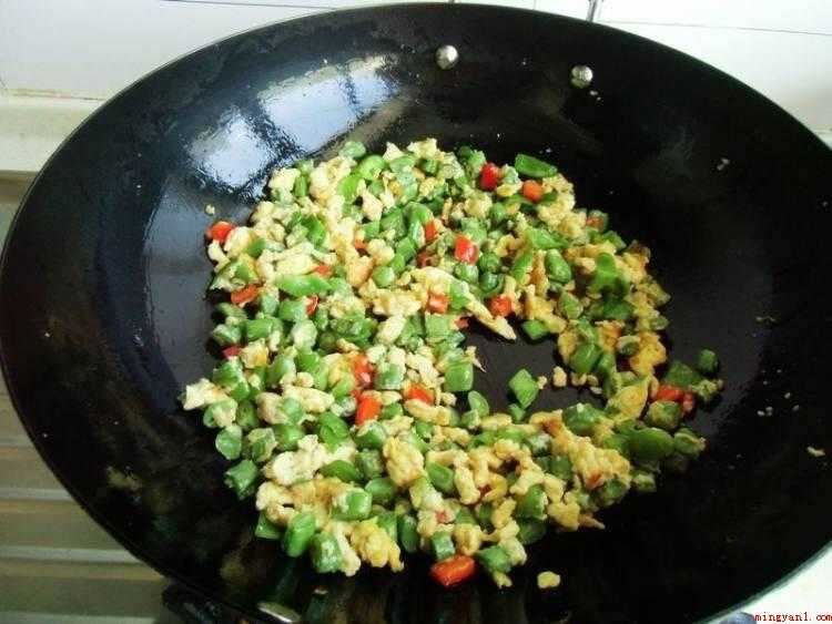 蛋炒豆角怎么炒好吃（鸡蛋定型,快速用筷子划散）