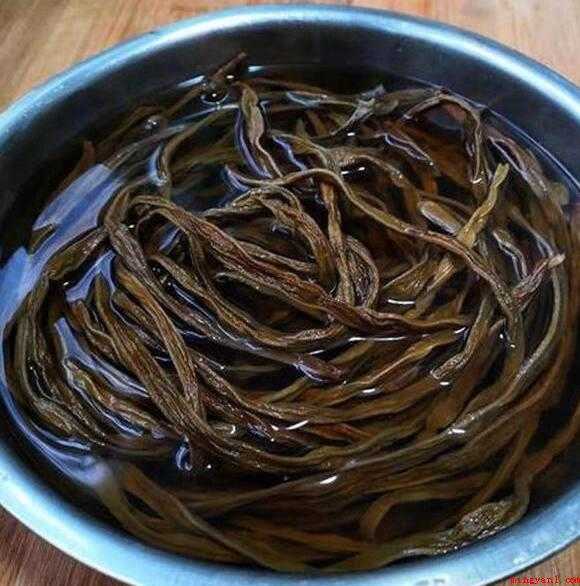 干缸豆怎么做(干豇豆烧肉主料:五花肉4葱一根,姜一块,冰糖15克、生抽10)
