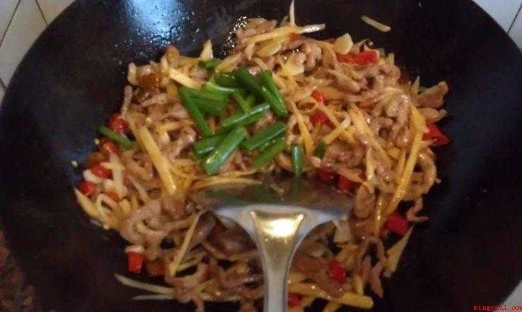 姜芽怎么炒的好吃(瘦肉切丝,酸姜芽,蒜片,泡椒30克,油糖,味道鲜美,蚝油和生)
