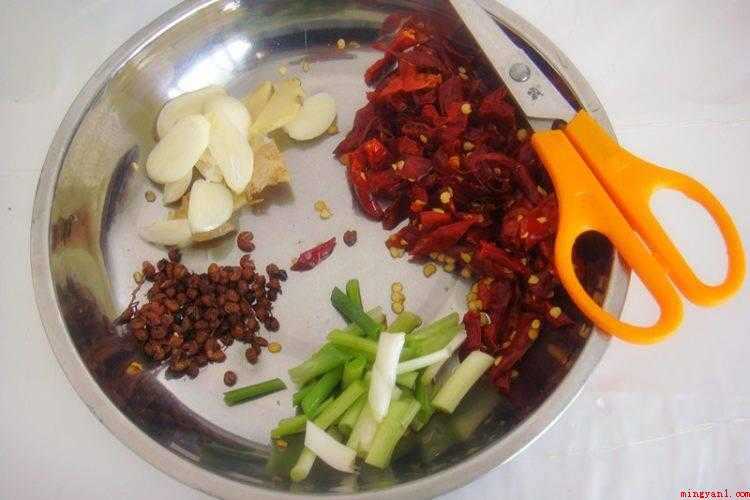 辣子鸡丁的正宗做法窍门（新鲜鸡脯肉清洗的做法步骤）