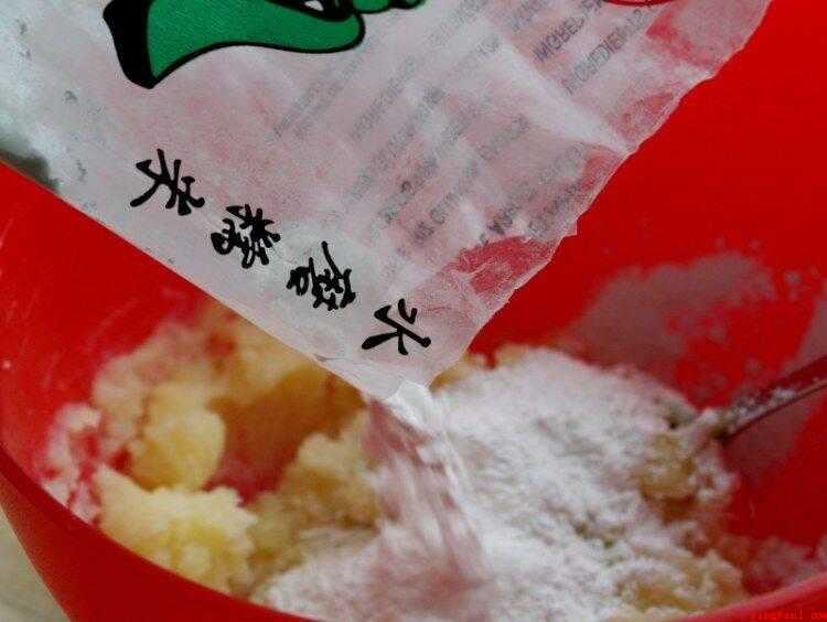米饼怎么做(马铃薯、糯米粉和米酒备好)
