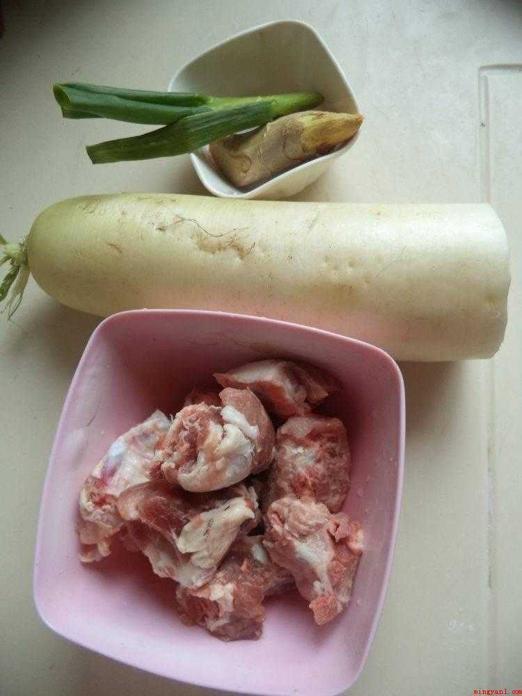 白萝卜怎么炒(食材准备:白萝卜1根排骨500克、油适量、大料3个、香叶2片)