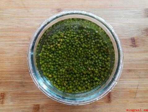 熬绿豆汤怎样又快又烂熟(绿豆汤的营养成分比较丰富)
