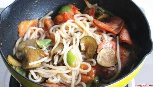 炒粉怎么炒不粘锅(米粉在炒以前用凉水泡开,热小水泡非常容易外软里硬)