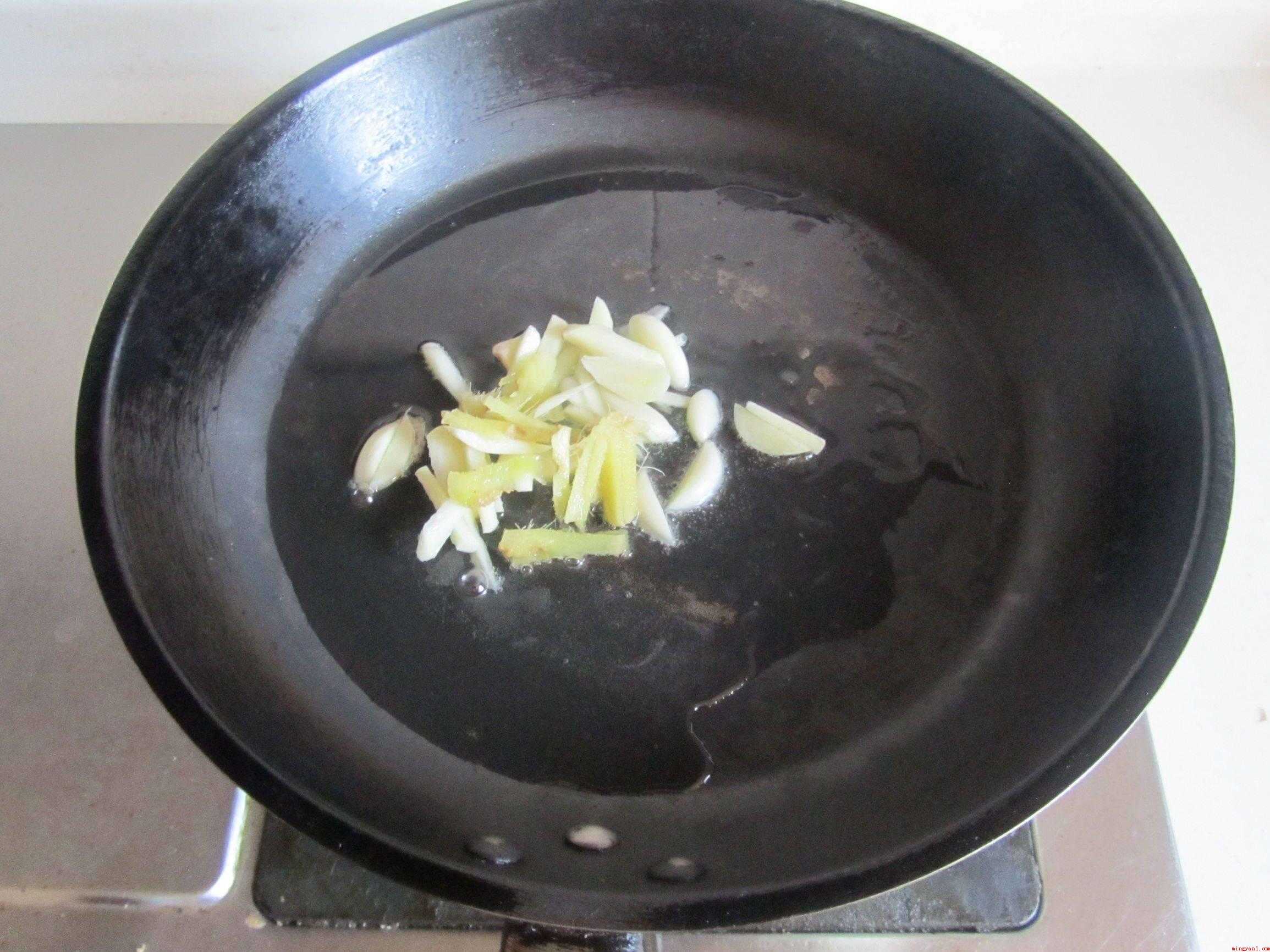 鳝鱼怎么做(食材准备:鳗鱼、洋葱、热锅凉油)