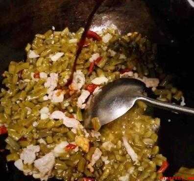 酸豇豆怎么炒(酸豇豆、肉丝、蒜头、辣椒干五六、酱油、鸡精)