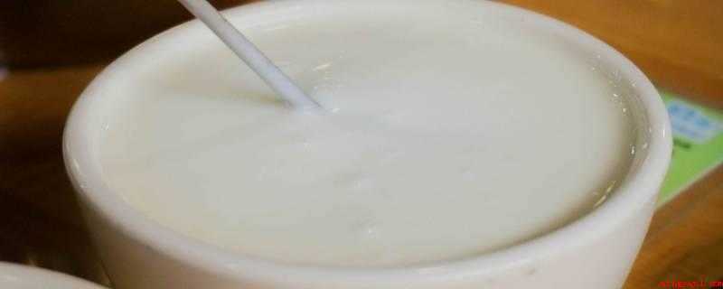 酸奶像豆腐渣是坏了吗（酸奶是一种以牛奶为原料做成的食材）