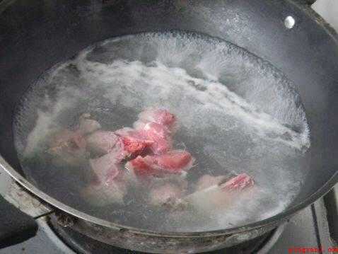 青蛾汤的做法（锅烧开水,放入龙骨肉焯烫去血水,捞起过凉）