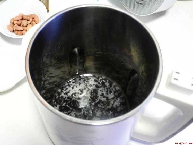 芝麻怎么做好吃又简单(食物提前准备:大米和黑米放进豆浆机中泡浸20分钟)