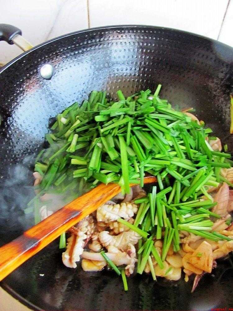 鱿鱼炒韭菜怎么炒(吃鱿鱼是一种好的选择,鱿鱼其营养价值毫不逊色于牛肉和金枪鱼)