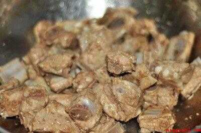 红烧排骨怎么做好吃（排骨切块后,用清水浸泡出血水,多冲洗几次）