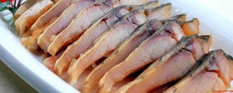青鱼干怎么腌制(腌渍青鱼干所需原材料有:青鱼一条,江米酒100克,白糖300)