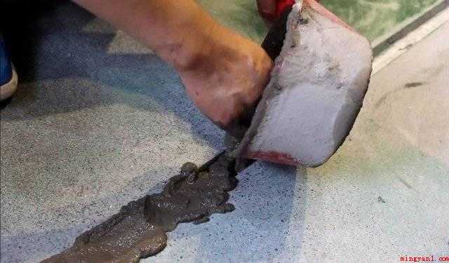 水泥地有坑怎么补(室内水泥地有坑的修补方法)