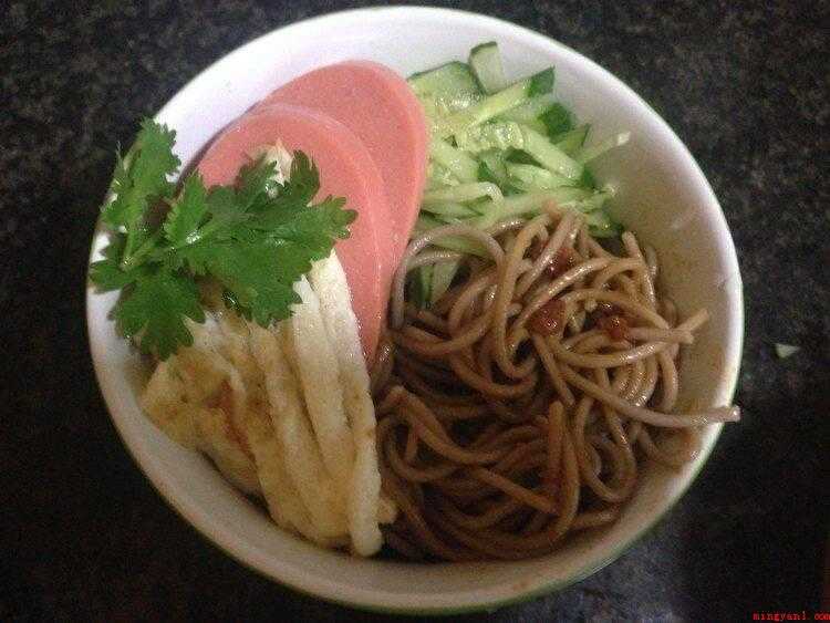 荞麦冷面怎么做（浓鸡汤与冷开水混合备用）